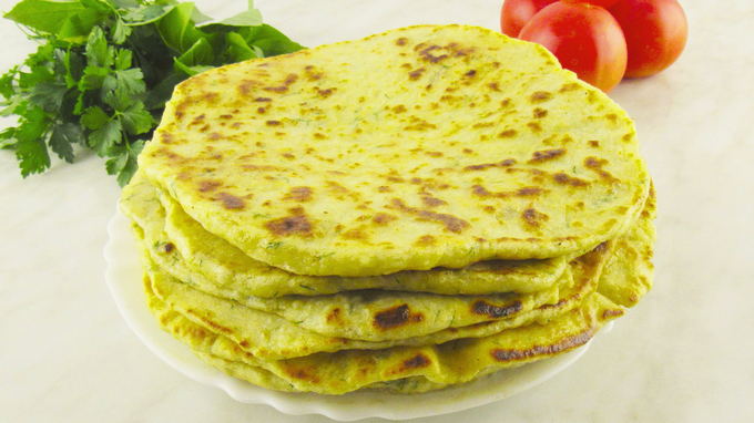 Tortillas mit Käse, Hüttenkäse und Ei in einer Pfanne