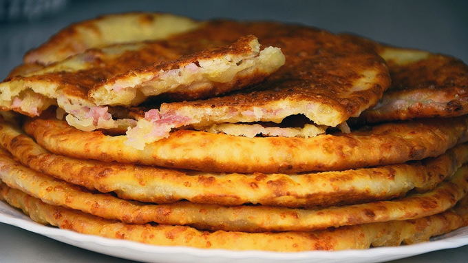 Tortilla con prosciutto e formaggio al forno