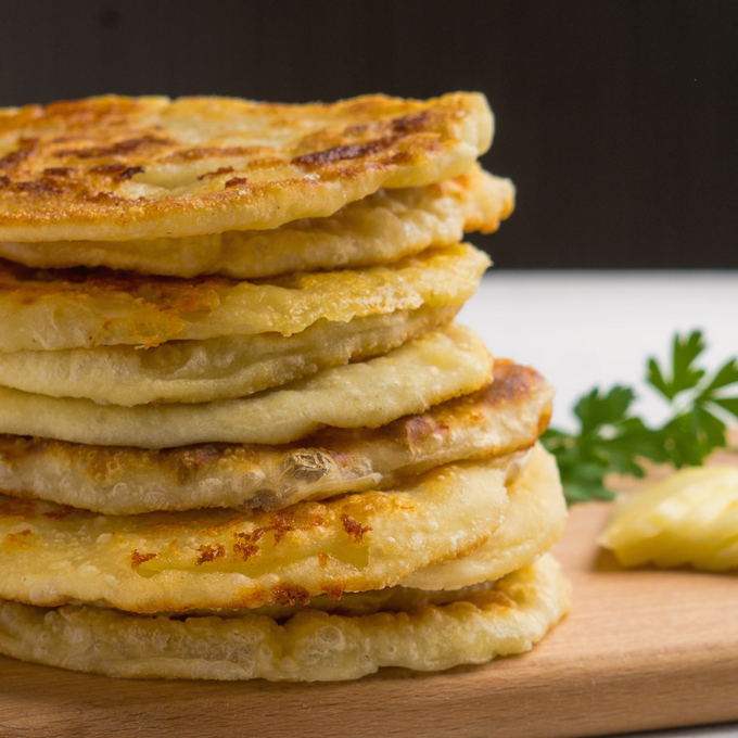 Blätterteiggebäck mit Käse im Ofen