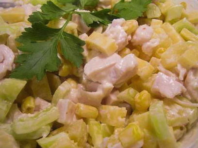 Geräucherter Hühnersalat mit Ananas und Paprika
