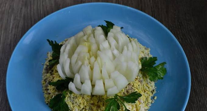 Insalata di crisantemi con cibo in scatola