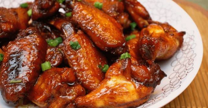 Wings in sojasaus met sesamzaadjes in een pan