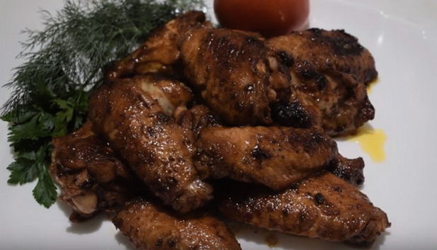 Flügel in Sojasauce mit Knoblauch in einer Pfanne