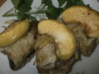 Hühnerleber mit Äpfeln und Zwiebeln im Glas im Ofen