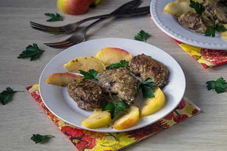 Hühnerleber mit Apfel und Zwiebel in einer Pfanne