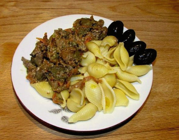 Hühnerleber gedünstet mit Zwiebeln und Karotten