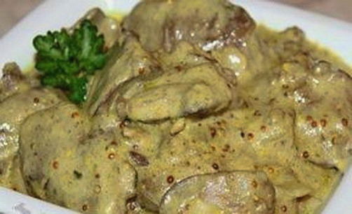 Fegato di pollo stufato in panna acida con cipolle