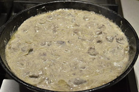 Fegato di pollo in panna acida con cipolle in padella
