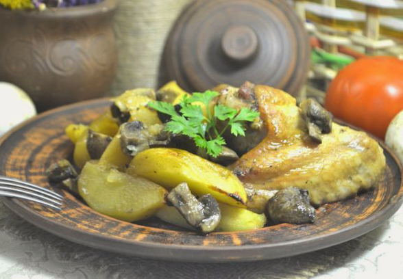 Flügel mit Kartoffeln und Pilzen im Ofen