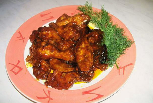 Alette di pollo al miele e salsa di soia in padella