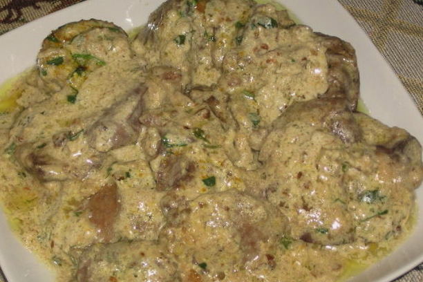 Fegato di pollo con funghi in salsa di panna acida in padella