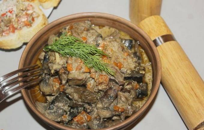 Fegato di pollo con funghi in panna acida in padella