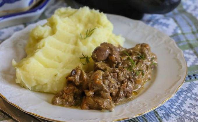 Fegato di pollo in panna acida con farina in padella