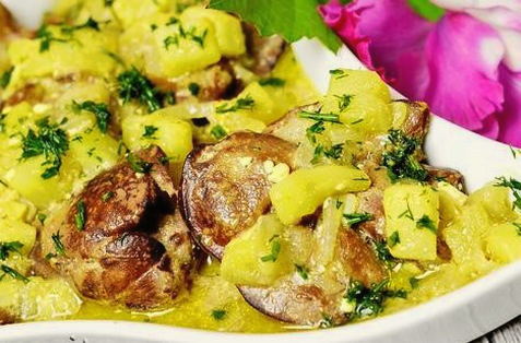Hühnerleber mit Kartoffeln, geschmort in Sauerrahm