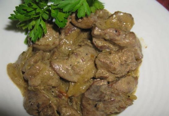 Kyllingelever og hjerter i creme fraiche i en gryde