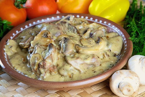 Fegato di pollo in panna acida con funghi