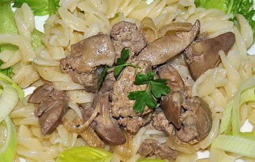 Blød kyllingelever i creme fraiche i en gryde