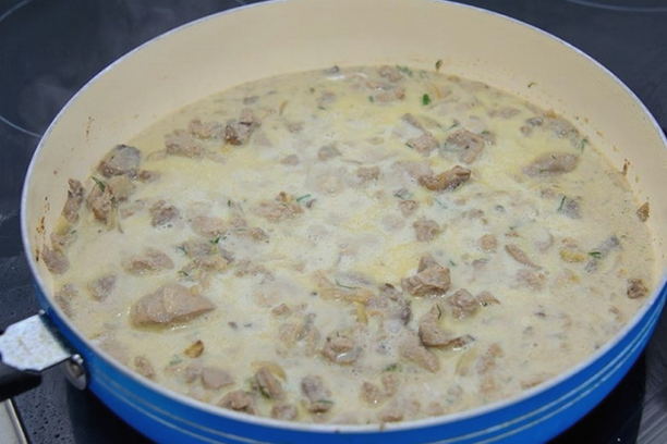 Hühnerleber mit Sahne und Champignons
