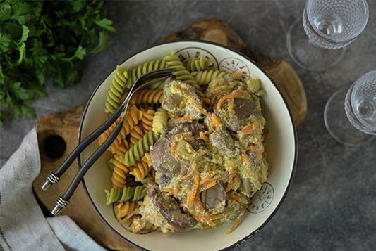 Fegatini di pollo in crema con cipolle e carote