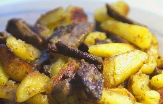 Kyllingelever med løg og kartofler i en gryde