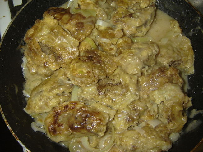 Fegato di pollo al latte con cipolle in padella
