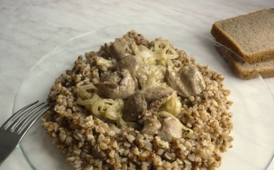 Hühnerleber in Mayonnaise mit Zwiebeln in einer Pfanne