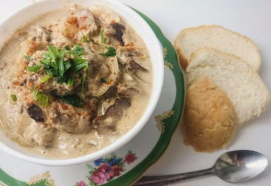Hühnerleber mit Soße mit Zwiebeln in einer Pfanne