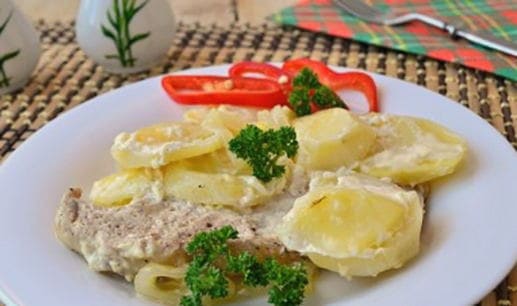 Kawałek wieprzowiny z ziemniakami zapiekanymi w folii w piekarniku
