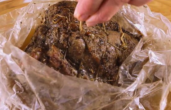 Kako ispeći komad svinjetine u pećnici bez folije