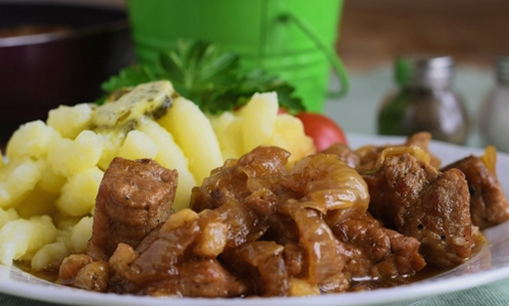 Puha és lédús sertéshús darabokra vágva, serpenyőben megsütve