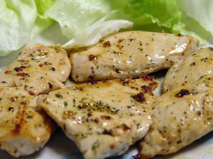 Hühnchen in Honig-Senf-Sauce in einer Pfanne