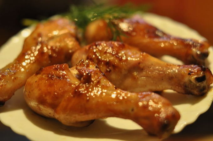Hähnchenschenkel in Honig-Soja-Sauce in einer Pfanne