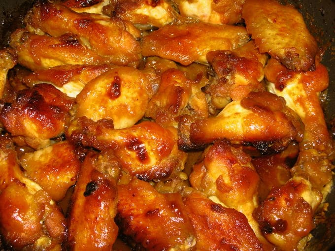 Ali in salsa di soia al miele in una manica al forno