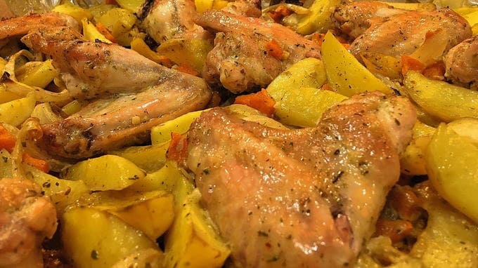 Ali di pollo con patate nella manica al forno