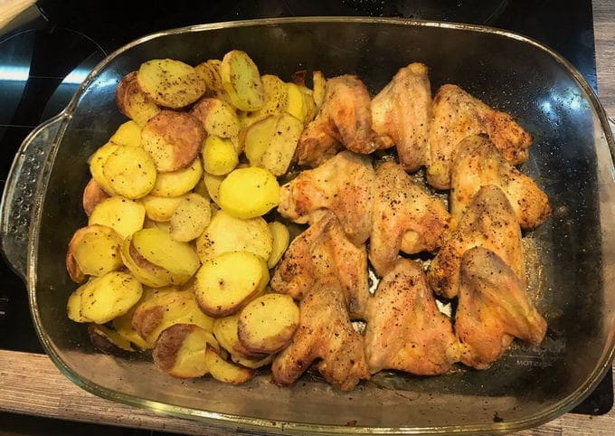 Ali con patate su una teglia in forno