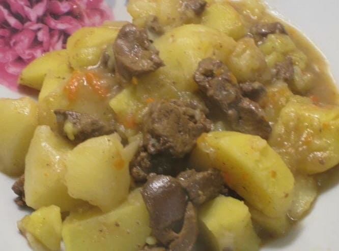 Braised kartofler med kyllingelever i en gryde