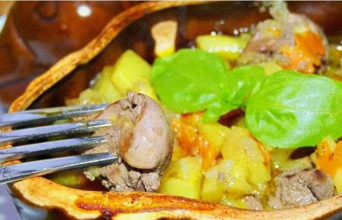 Kyllingelever med kartofler i en gryde i ovnen