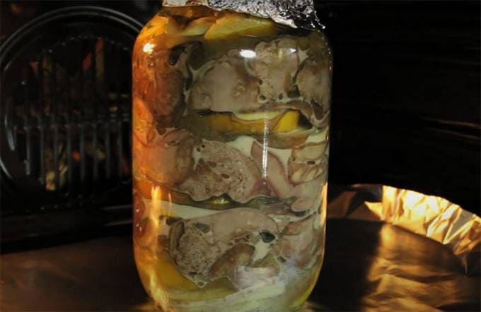 Hühnerleber mit Äpfeln im Glas im Ofen