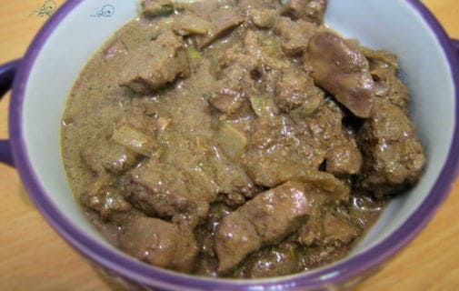 Fegato di pollo con cipolle in una pentola a cottura lenta Redmond
