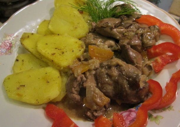 Kyllingelever med kartofler i en langsom komfur