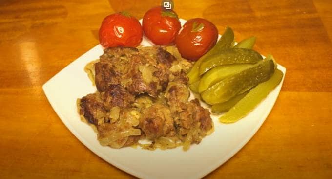 Fegato di pollo in panna acida in una pentola a cottura lenta Redmond