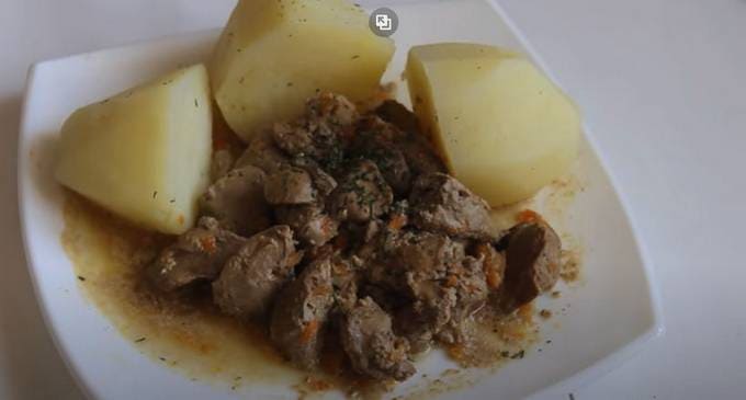 Hühnerleber mit Zwiebeln und Sauerrahm in einem Slow Cooker
