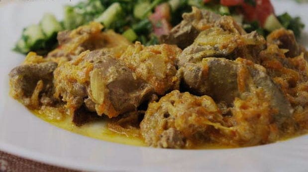 Fegato di pollo con cipolle e carote in una pentola a cottura lenta