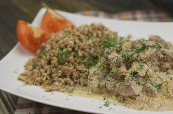 Fegato di pollo in panna acida in una pentola a cottura lenta