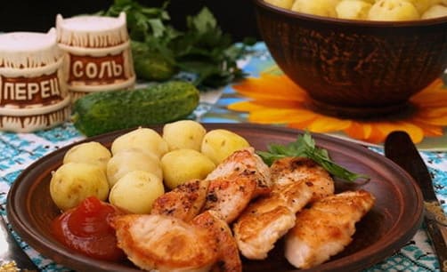 Pulykahús filé darabokra egy serpenyőben