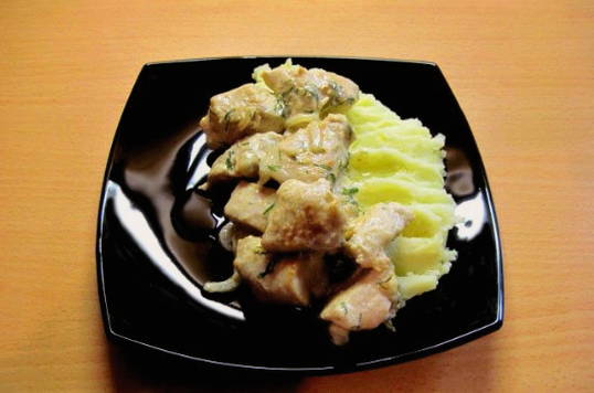 Bocconcini di tacchino con cipolle in padella