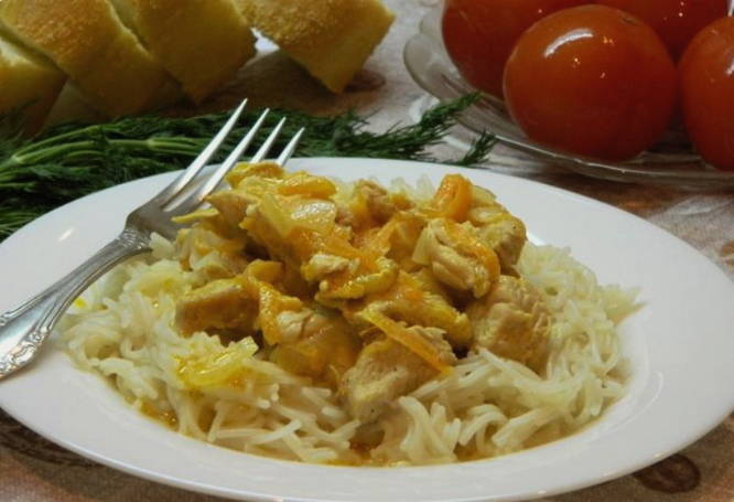 Pulykahús darabok tejföllel egy serpenyőben