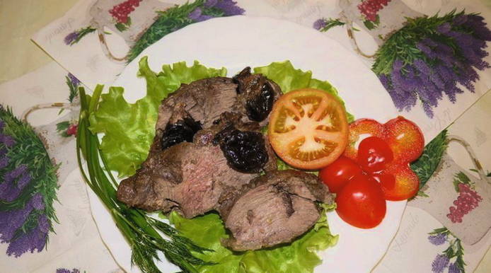 Wołowina pieczona w piecu ze śliwkami