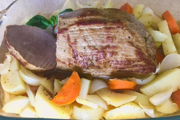 Wołowina pieczona z warzywami
