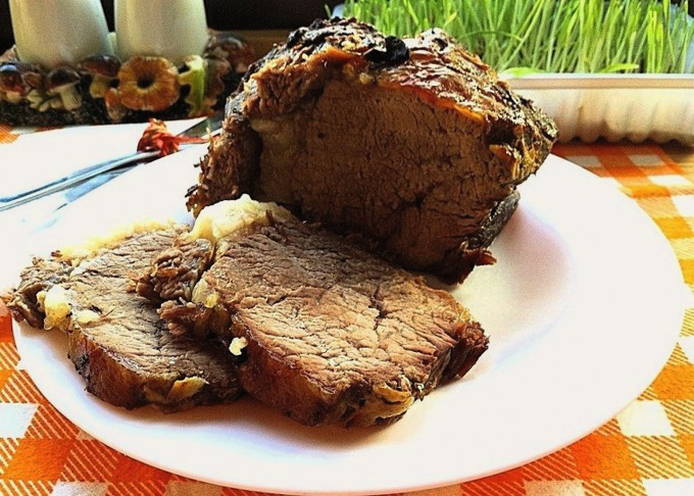 Ein Stück Rindfleisch mit Sojasauce im Ofen